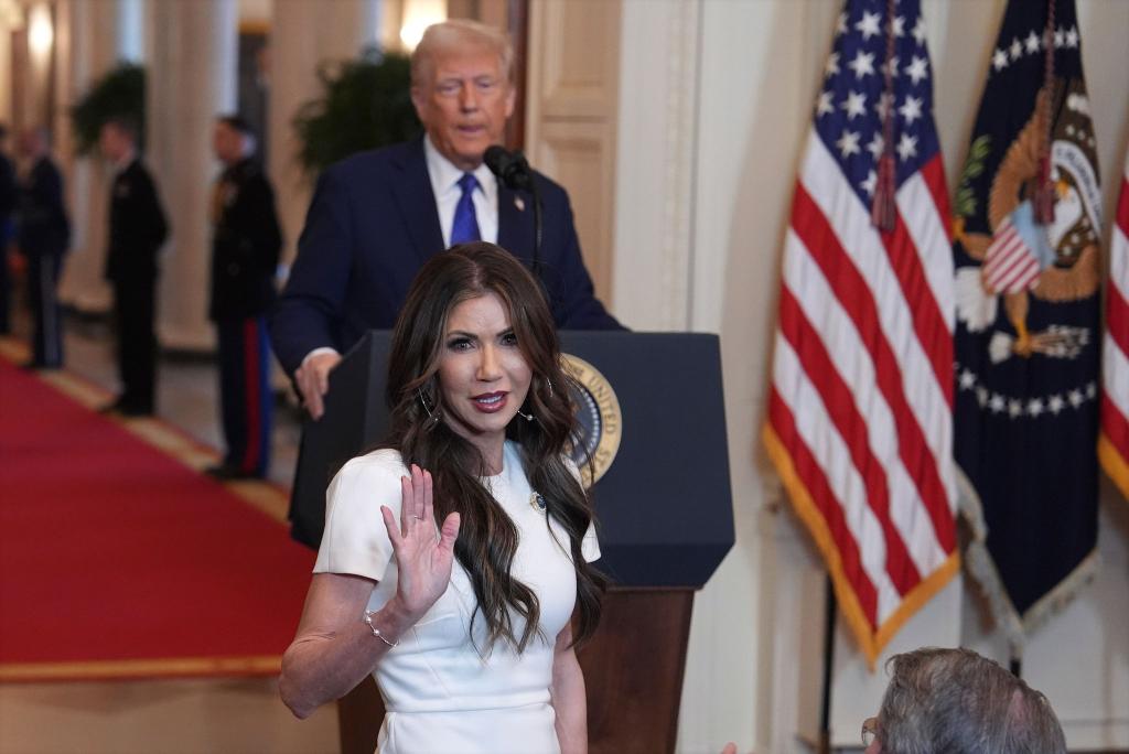 Heimatschutzministerin Noem ist ein typisches Beispiel für den Maga-Look. (Archivbild) - Foto: Evan Vucci/AP/dpa