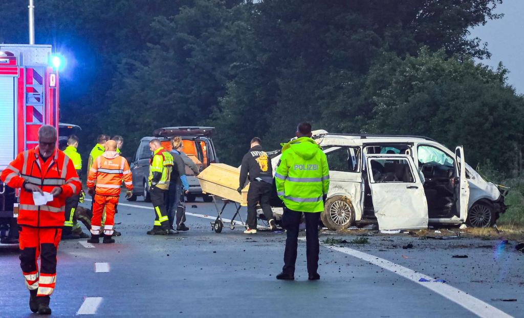 Bei einem Unfall eines Kleinbusses auf der Autobahn 48 bei Koblenz sind in der Nacht drei Menschen tödlich verletzt worden. - Foto: Daniel Evers/dpa