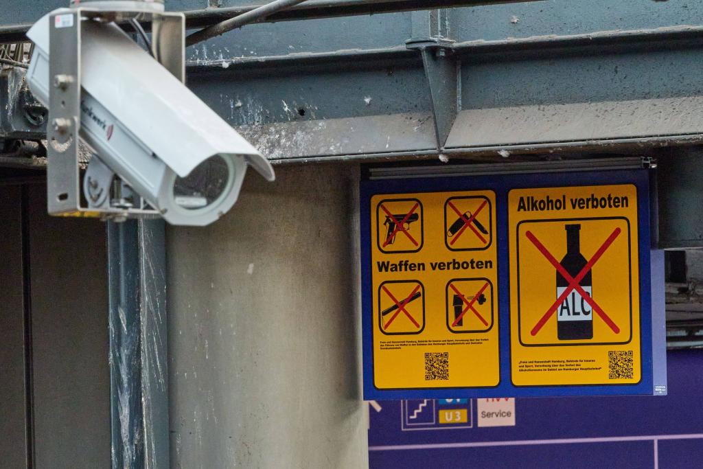 Seit einiger Zeit gilt ein Waffenverbot im Bereich des Hauptbahnhofs. (Archivbild) - Foto: Georg Wendt/dpa