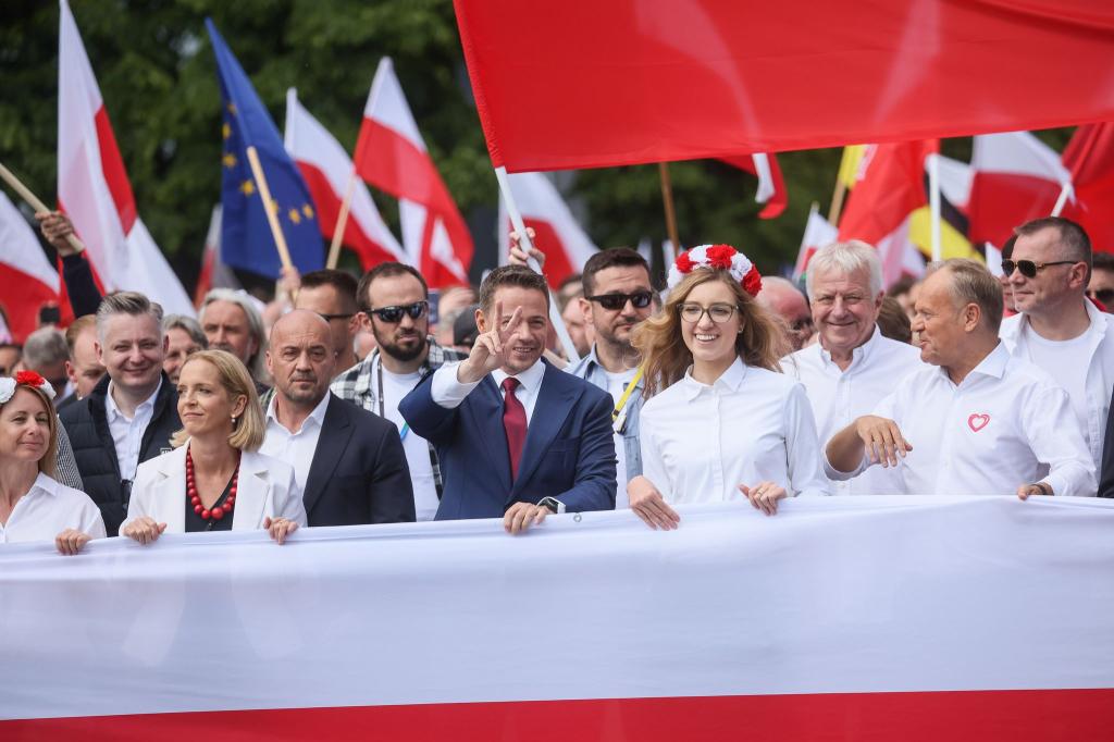 Der proeuropäische polnische Präsidentschaftskandidat Rafal Trzaskowski beim «Großen Marsch der Patrioten» in Warschau. (Foto aktuell) - Foto: Leszek Szymanski/PAP/dpa