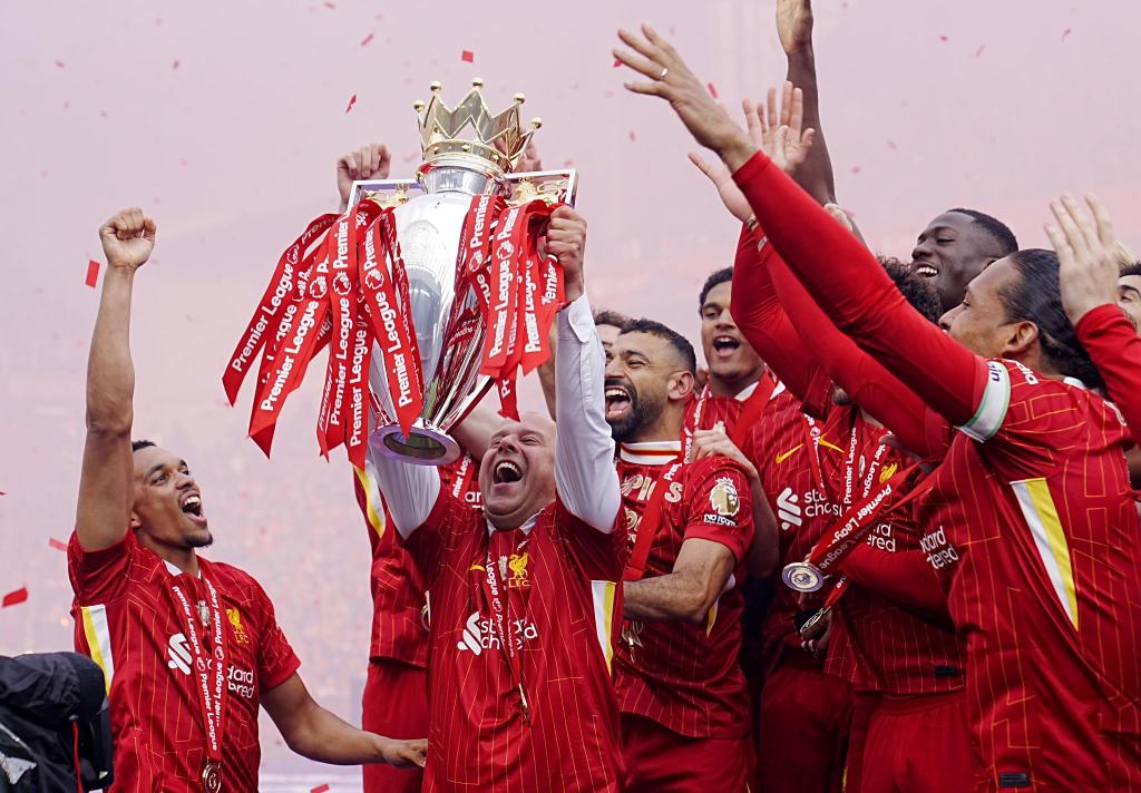 Liverpool feiert den Titel. - Foto: Peter Byrne/PA Wire/dpa