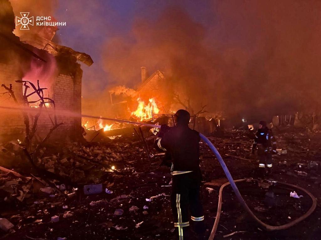 Die russischen Streitkräfte hatten das Nachbarland schon in den Nächten auf Samstag und Sonntag mit Raketen, Marschflugkörpern und Hunderten Drohnen massiv bombardiert. - Foto: Uncredited/Ukrainian Emergency Service/AP/dpa