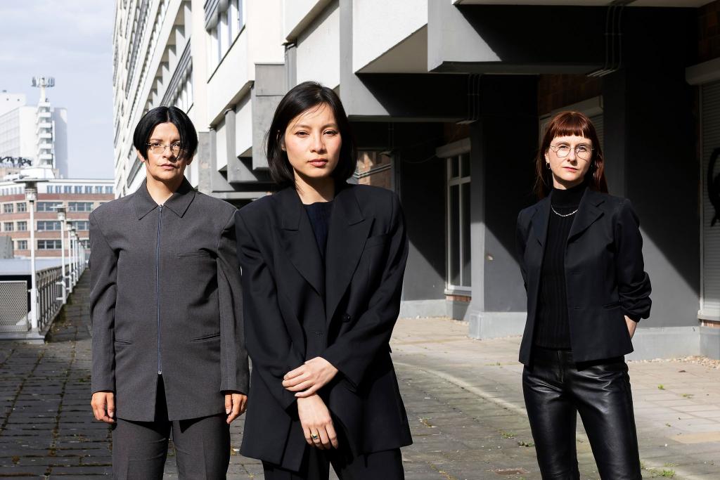 Von links nach rechts: die Künstlerinnen Henrike Naumann und Sung Tieu neben der Kuratorin Kathleen Reinhardt. - Foto: Victoria Tomaschko/Institut für Auslandsbeziehungen/dpa