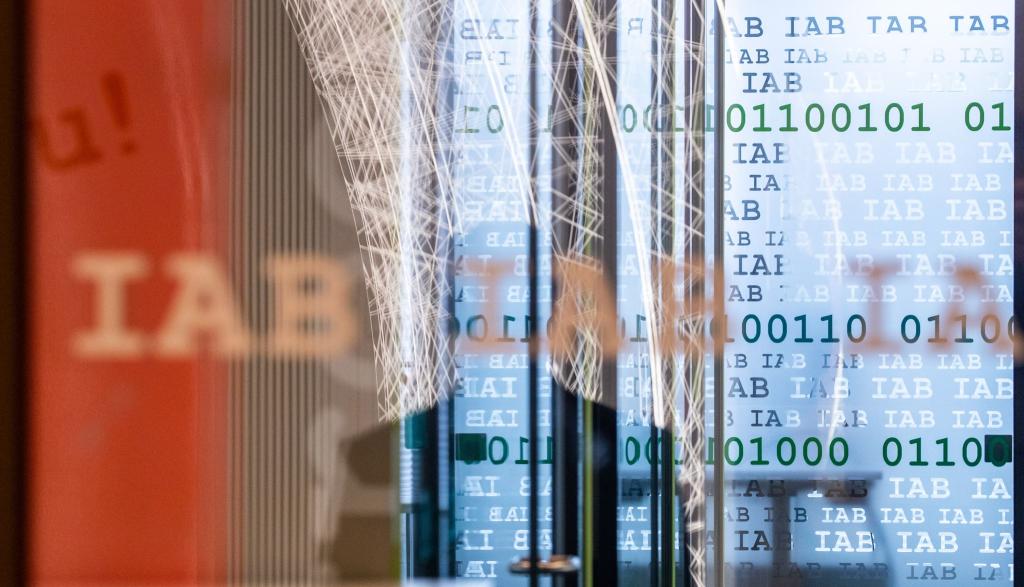 Das IAB-Arbeitsmarktbarometer ist zum zweiten Mal in Folge leicht gestiegen (Symbolbild). - Foto: Daniel Karmann/dpa