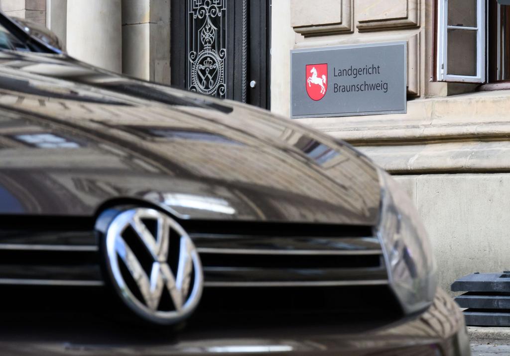 Nach dem Dieselskandal bei Volkswagen gibt es zwar ein weiteres Urteil mit Haftstrafen, ein Ende der Aufarbeitung ist aber nicht in Sicht. - Foto: Julian Stratenschulte/dpa Pool/dpa
