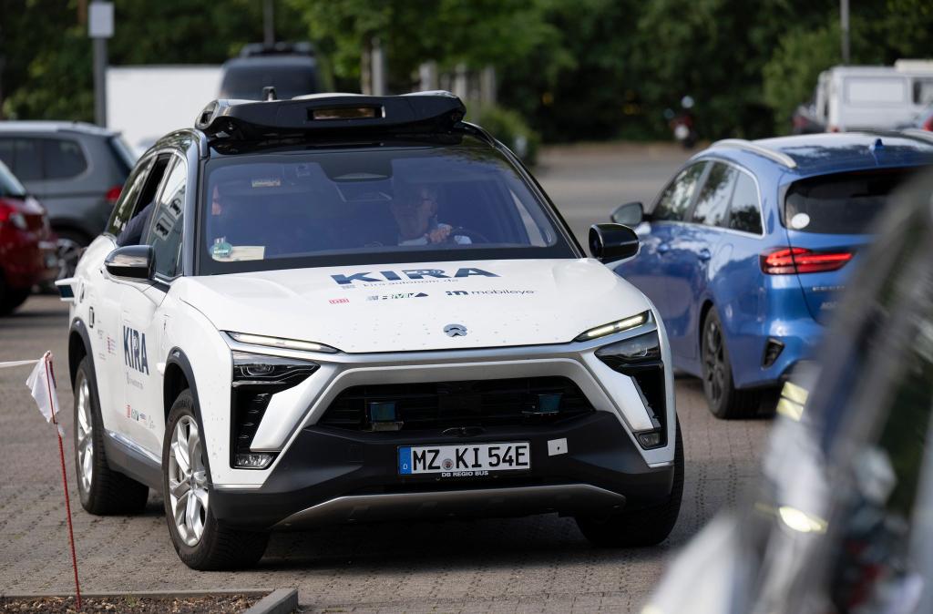 Ausgewählte Fahrgäste des öffentlichen Nahverkehrs können ab dieser Woche ein Angebot in Langen und Egelsbach im Landkreis Offenbach testen, bei dem autonom fahrende Autos eingesetzt werden. - Foto: Boris Roessler/dpa