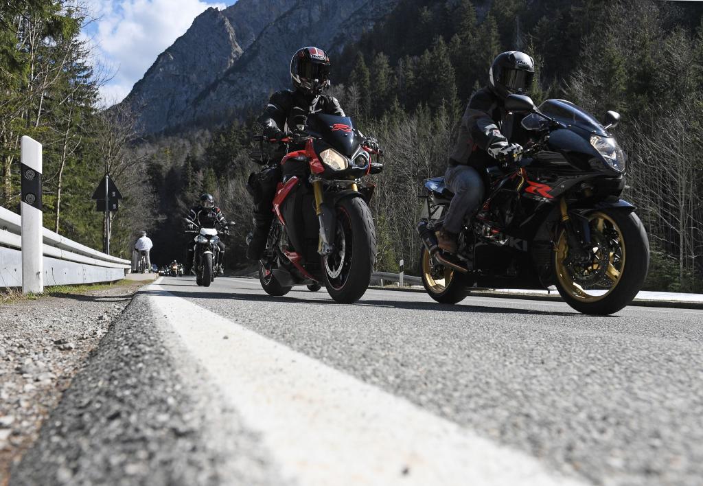 Motorradfahrer verursachen teurere Unfälle als Autofahrer. (Symbolbild) - Foto: Angelika Warmuth/dpa