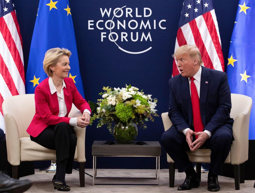 EU-Kommissionschefin Ursula von der Leyen (l) und US-Präsident Donald Trump (Archivbild) - Foto: Evan Vucci/AP/dpa