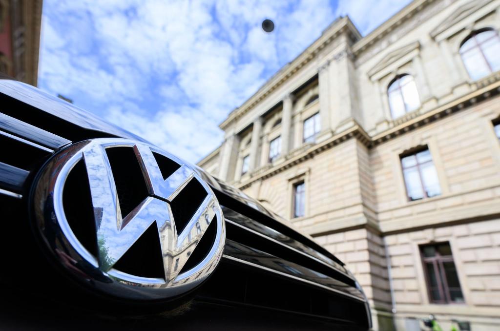 Im Prozess zur VW-Dieselaffäre wurden vier Haftstrafen ausgesprochen, nur in zwei Fällen gab es Bewährung. - Foto: Julian Stratenschulte/dpa Pool/dpa