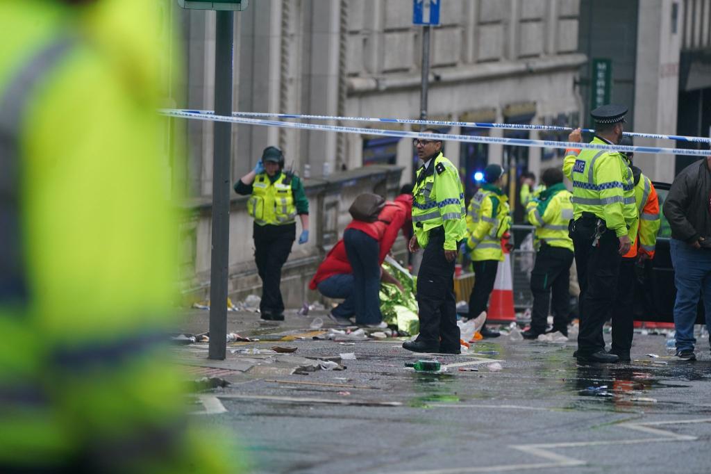 In Liverpool sind etliche Polizei- und Rettungskräfte im Einsatz. - Foto: Owen Humphreys/PA/AP/dpa