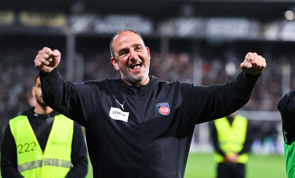 Heidenheims Trainer Frank Schmidt jubelt nach dem Klassenerhalt. - Foto: Silas Schüller/DEFODI Images/dpa