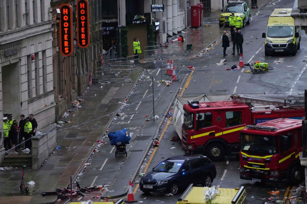 Ein Auto fuhr in die Menschenmenge. - Foto: Jon Super/AP/dpa