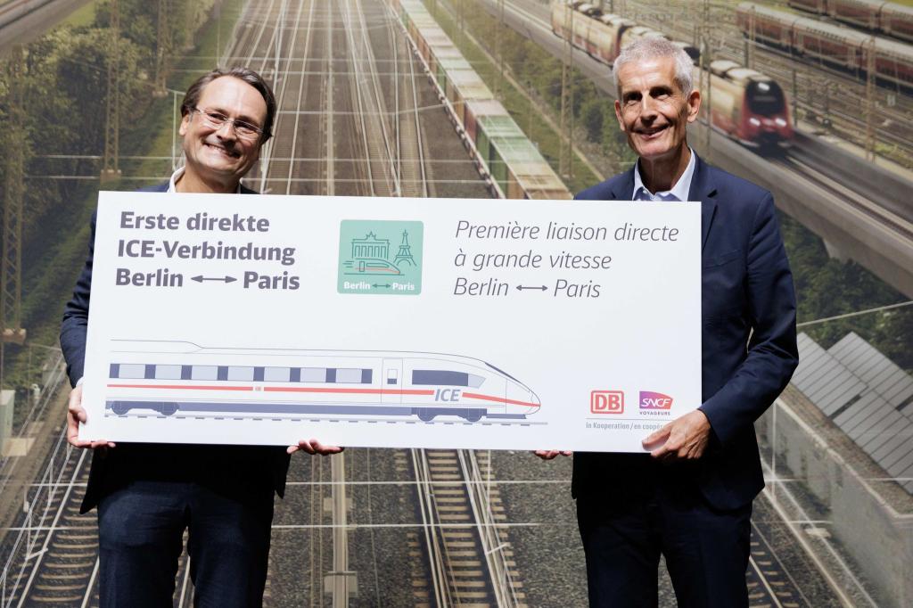 Mit großem Tamtam hat Bahn-Fernverkehrsvorstand Michael Peterson (l) mit seinem französischen Kollegen die neue Verbindung zwischen Berlin und Paris vorgestellt. (Archivbild) - Foto: Carsten Koall/dpa