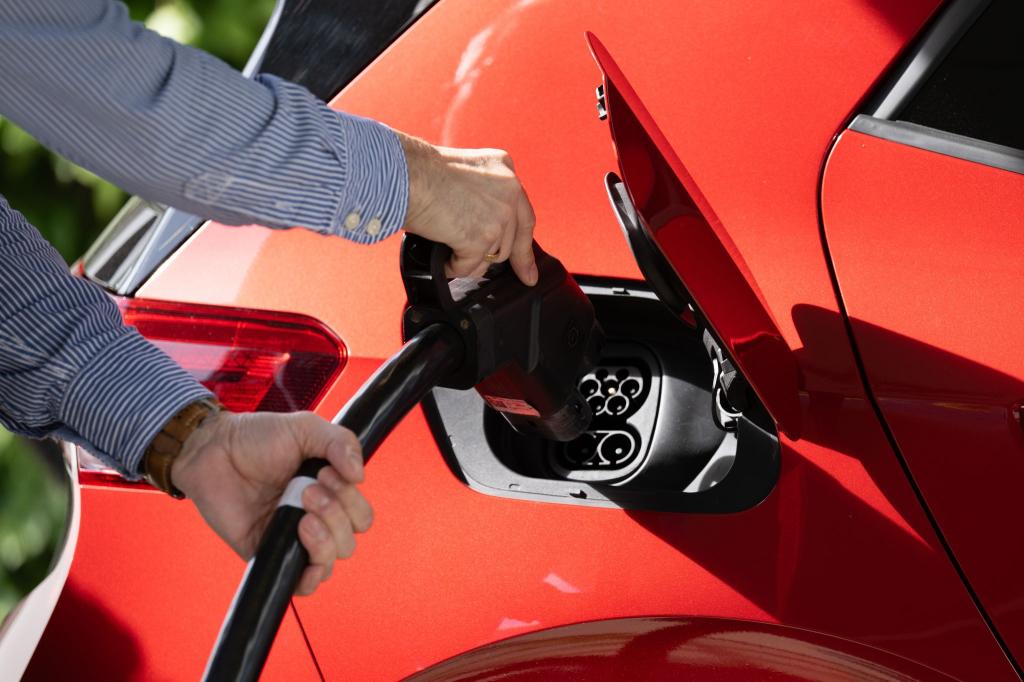 Elektroautos deutscher Marken - hier ein VW - haben im Ausland einen sehr guten Ruf. (Archivbild) - Foto: Sebastian Kahnert/dpa