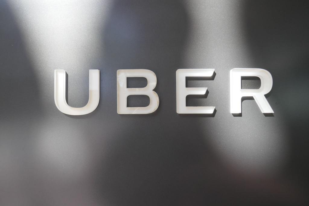 Uber wird künftig in Deutschland auch den Transport von Gegenständen vermitteln. - Foto: Christoph Dernbach/dpa