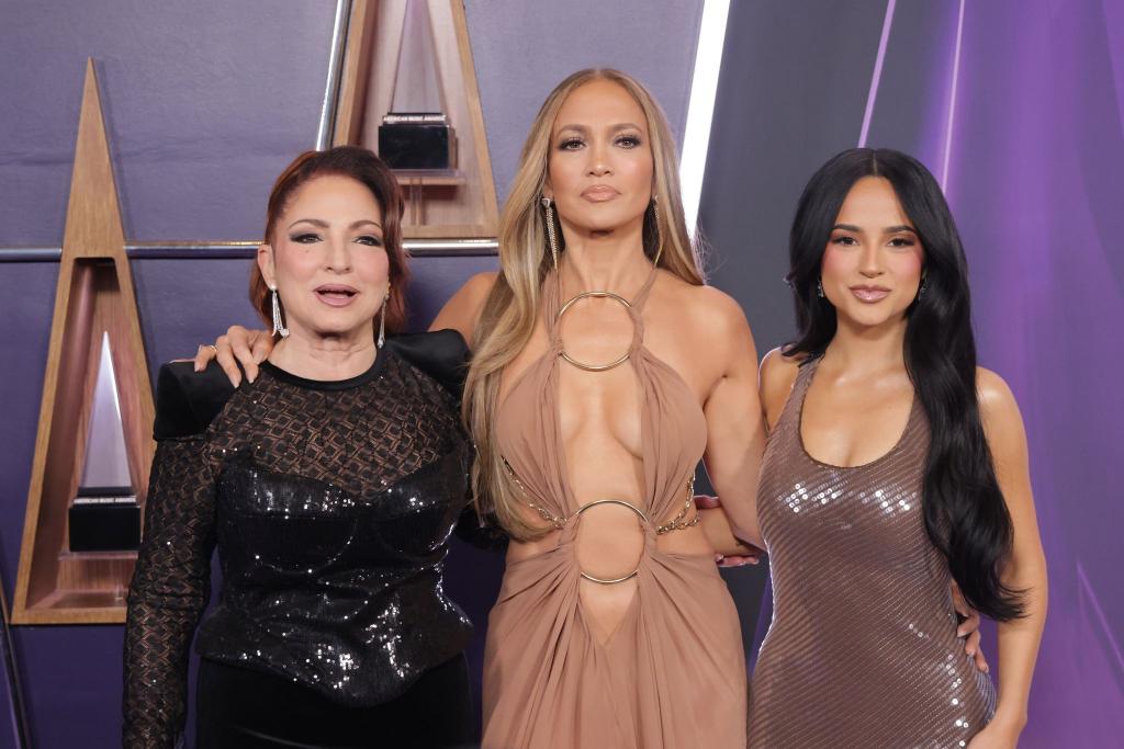 Jennifer Lopez (Mitte) moderierte die AMA-Verleihung in Las Vegas. - Foto: Crash/imageSPACE via ZUMA Press Wire/dpa
