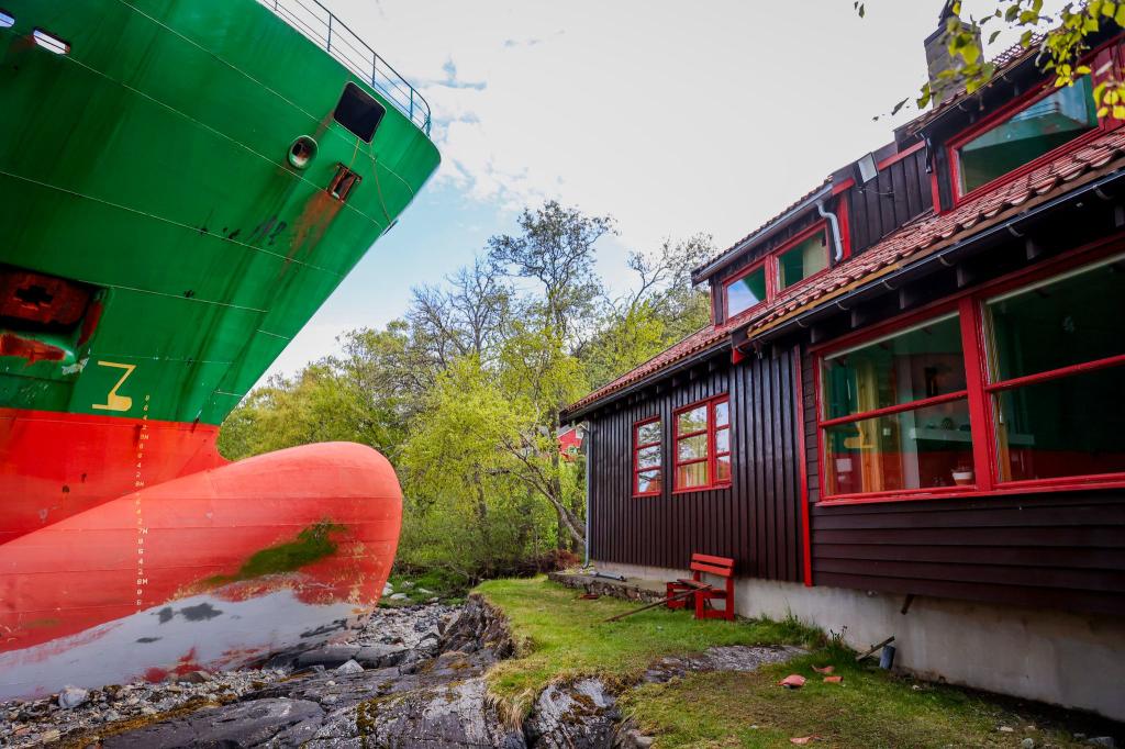 Das Schiff hätte beinahe ein Haus im norwegischen Trondheimsfjord gerammt. - Foto: Jan Langhaug/NTB/dpa