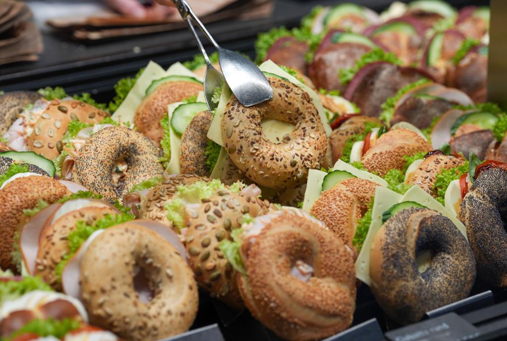 Belegte Brötchen in einer Bäckerei-Theke - manch einer, der schnell etwas essen möchte, greift hier zu. (Symbolbild) - Foto: Marcus Brandt/dpa/dpa-tmn