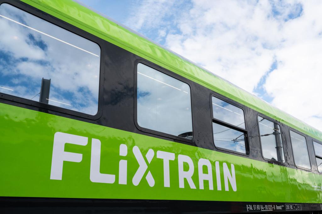 Seit 2017 ist Flixtrain einer der wenigen Konkurrenten der Deutschen Bahn im Fernverkehr. (Archivbild) - Foto: Marius Becker/dpa