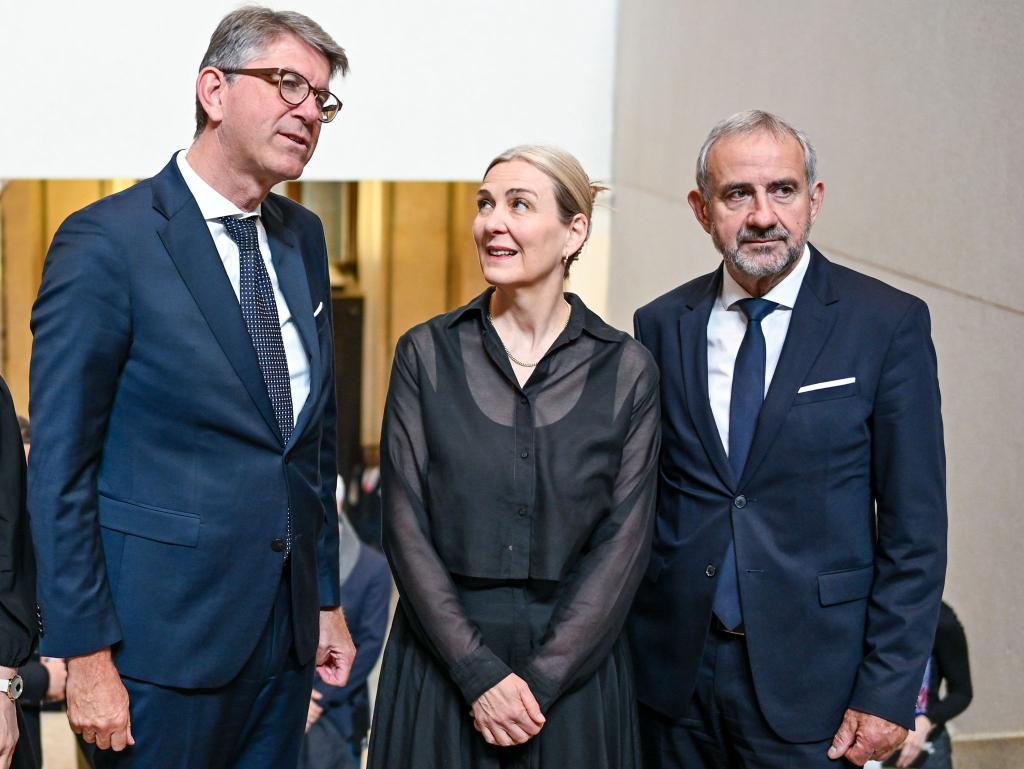 Kulturstaatsminister Wolfram Weimer (l-r), Marion Ackermann und Hermann Parzinger kommen zur Verabschiedung von Parzinger als Präsident der Stiftung Preußischer Kulturbesitz und Amtseinführung seiner Nachfolgerin in das Neue Museum. - Foto: Jens Kalaene/dpa