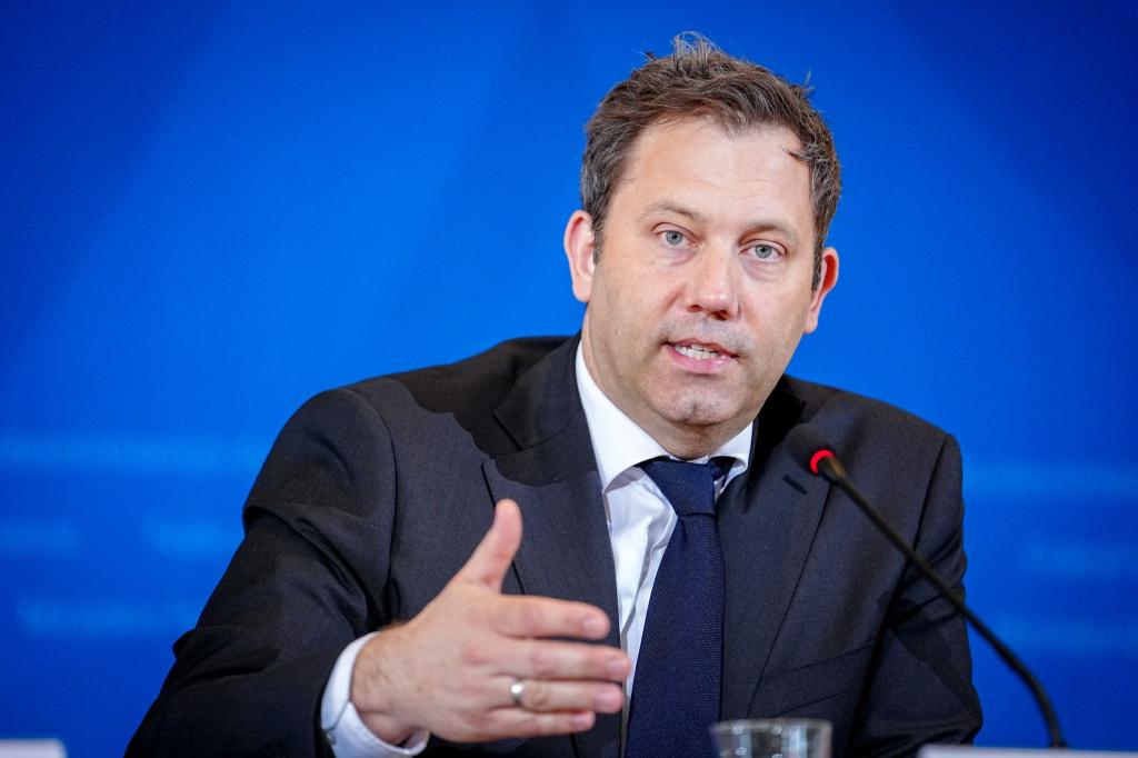 Klingbeil will «spürbare Veränderungen» für Menschen, die zu Recht erwarteten, dass Deutschland besser funktioniere. (Archivbild) - Foto: Kay Nietfeld/dpa