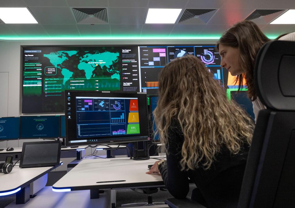 Im Cybersicherheitszentrum können mögliche Angriffe entdeckt werde. - Foto: Boris Roessler/dpa