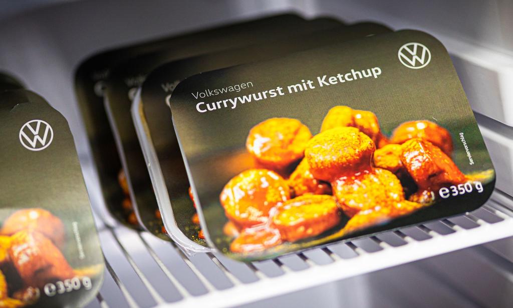 Die VW-Currywurst steht künftig auch als Fertiggericht im Supermarktregal. - Foto: Moritz Frankenberg/dpa