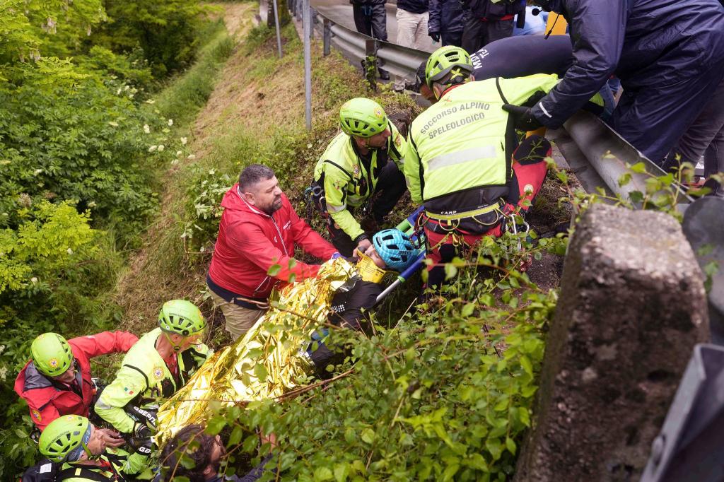 Der Italiener Alessio Martinelli wird nach seinem Sturz von Rettungskräften behandelt. - Foto: Fabio Ferrari/LaPresse/AP/dpa