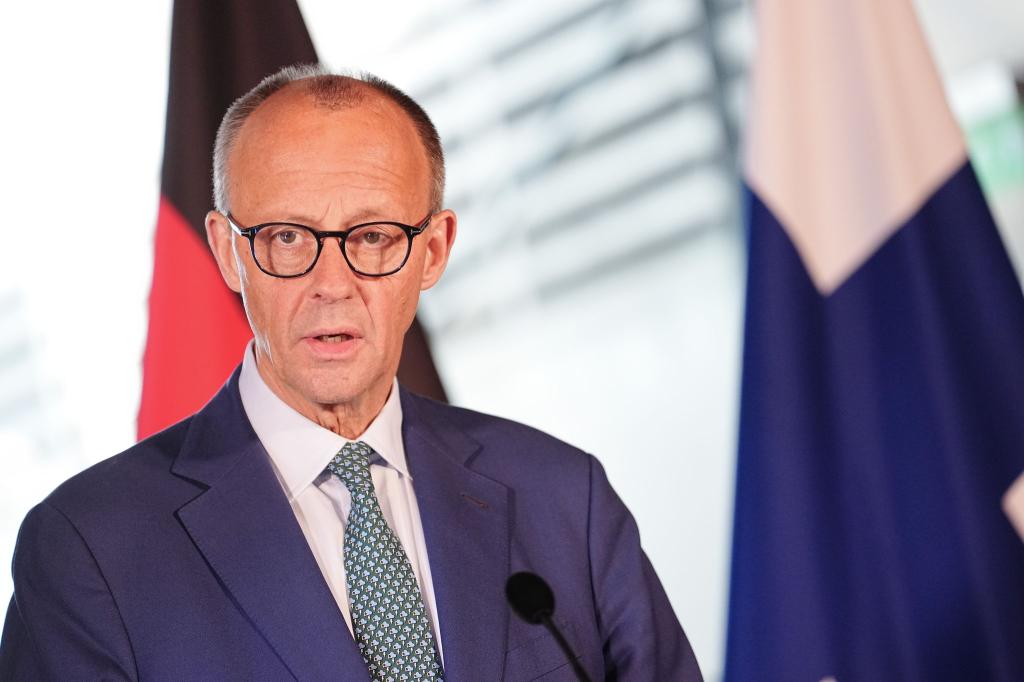 Bundeskanzler Friedrich Merz (CDU) sieht die Reichweitenfreigabe für deutsche Waffen in der Ukraine als nötig an. - Foto: Kay Nietfeld/dpa