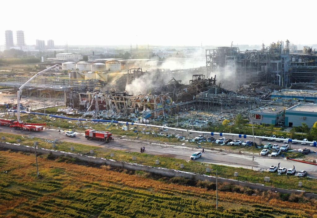 Die Feuerwehr war mit mehr als 200 Helfern vor Ort. - Foto: -/XinHua/dpa