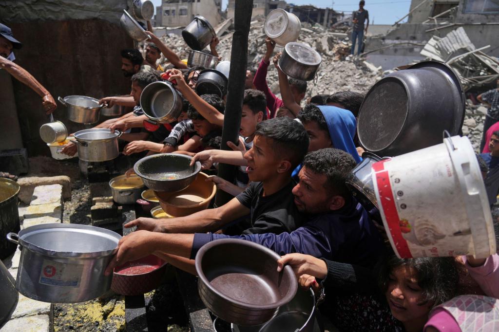 Palästinenser stehen für Lebensmittel im nördlichen Gazastreifen an. (Archivbild) - Foto: Jehad Alshrafi/AP/dpa