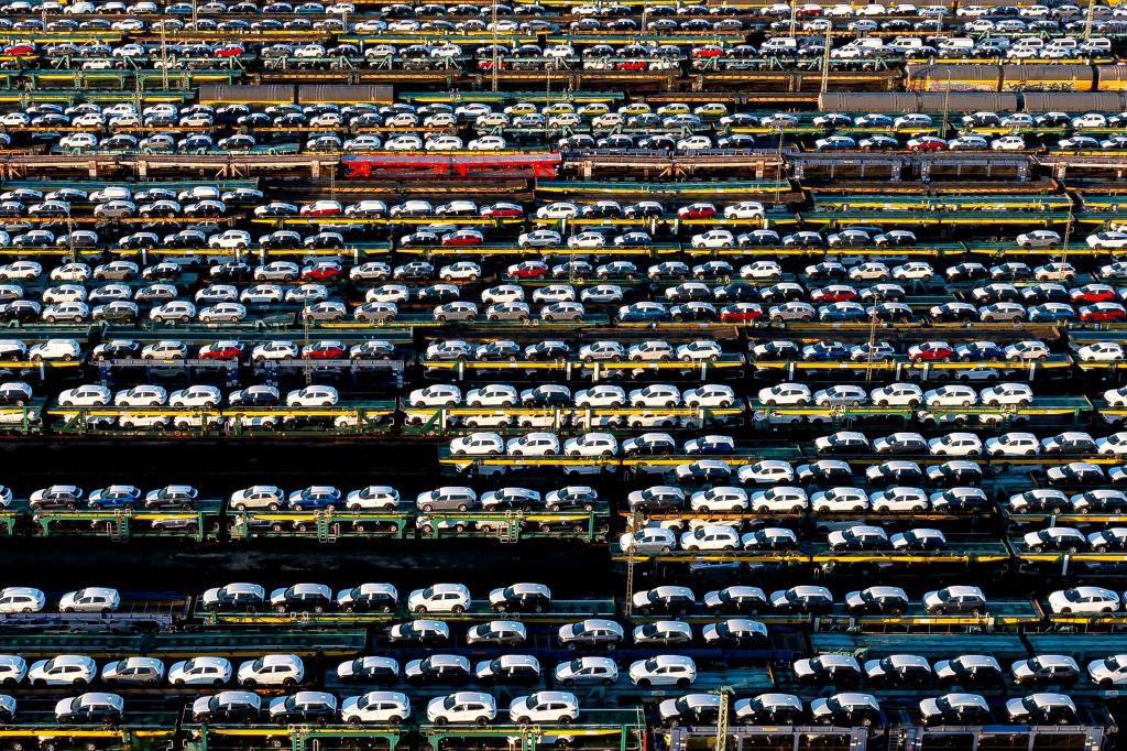 Zwischen 2019 und 2024 ist die Kluft zwischen Einkommen und Autopreise gewachsen. (Symbolbild) - Foto: Sina Schuldt/dpa