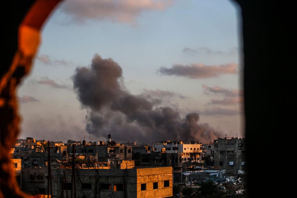 Nach einem israelischen Luftangriff im Flüchtlingslager Jabalia im nördlichen Gazastreifen steigt Rauch auf. - Foto: Mahmoud Zaki/XinHua/dpa