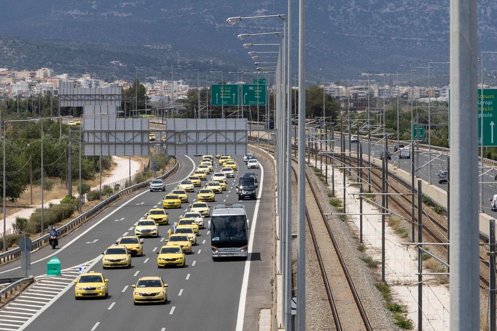 Wer zum Flughafen will, hat es schwer: Taxistreik in Athen. - Foto: Socrates Baltagiannis/dpa