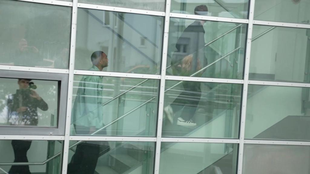 Jonathan Tah kommt zum Medizincheck. - Foto: Esan Monajati/dpa