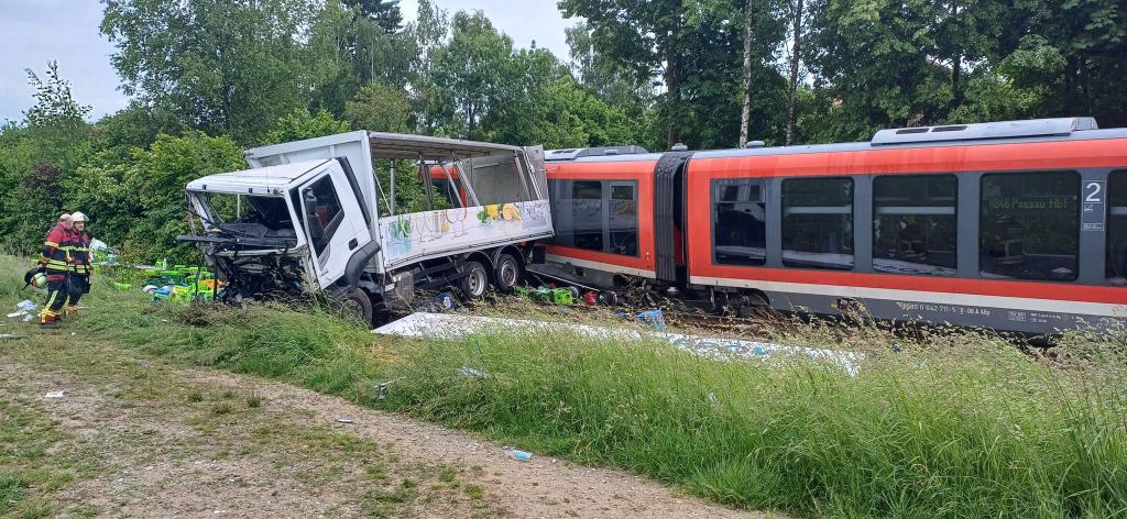 Die Bahnstrecke wurde gesperrt. Der Zug soll am Freitag geborgen werden. - Foto: Helmuth Riedl/Zema Medien/dpa