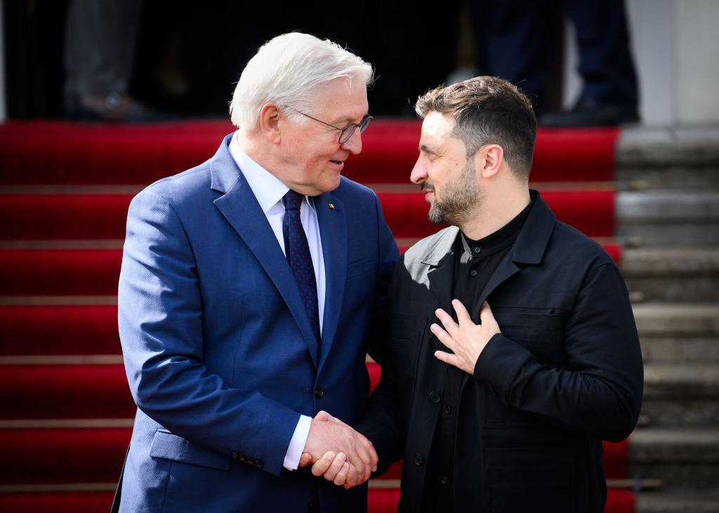 Einvernehmlich: Wolodymyr Selenskyj (r), Präsident der Ukraine, wird von Bundespräsident Frank-Walter Steinmeier nach ihrem Gespräch verabschiedet. - Foto: Bernd von Jutrczenka/dpa