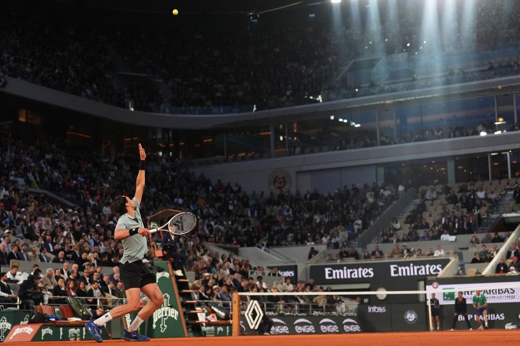 Jannik Sinner gegen Arthur Rinderknech bestritten eine Night Session in Paris. - Foto: Lindsey Wasson/AP/dpa