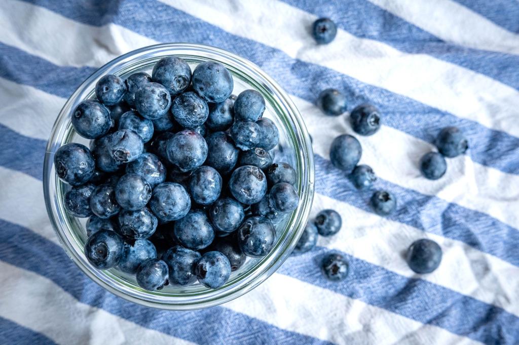Beeren statt Chips oder Nüsschen: Heidelbeeren, auch Blaubeeren genannt, liegen auf einem Esstisch und werden gern gesnackt. - Foto: Sina Schuldt/dpa