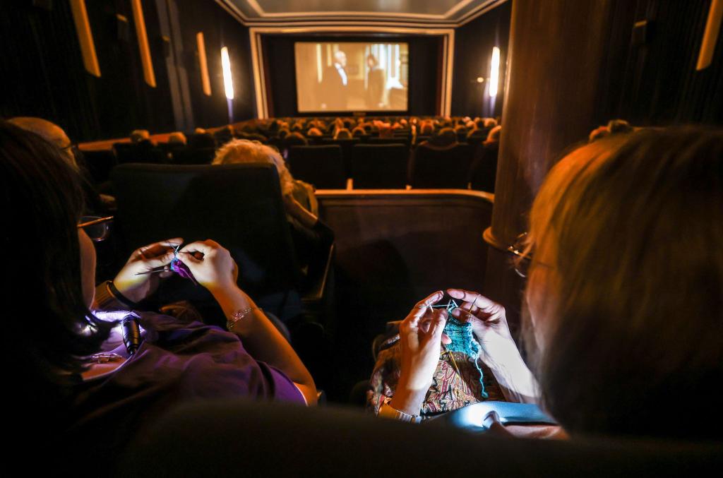 Beim «Strick-Kino» wie hier in Mannheim stricken die Kinobesucher(innen) und genießen nebenher einen Film. - Foto: Christoph Schmidt/dpa