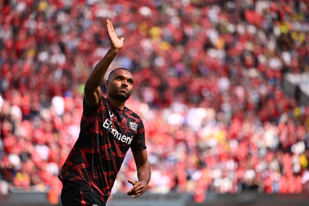  Trikotwechsel: Jonathan Tah bei seinem Abschied aus Leverkusen. - Foto: Marius Becker/dpa