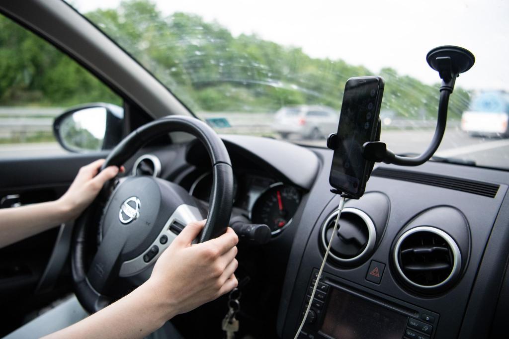 Falsche Angaben zu Straßensperrungen auf Google Maps sorgen für Irritationen bei Autofahrern. (Symbolbild) - Foto: Melissa Erichsen/dpa