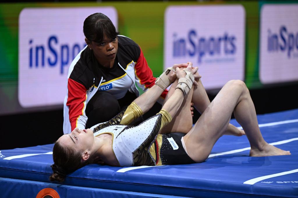Trainerin LaPrise Harris-Williams kümmert sich um Helen Kevric. - Foto: Marijan Murat/dpa