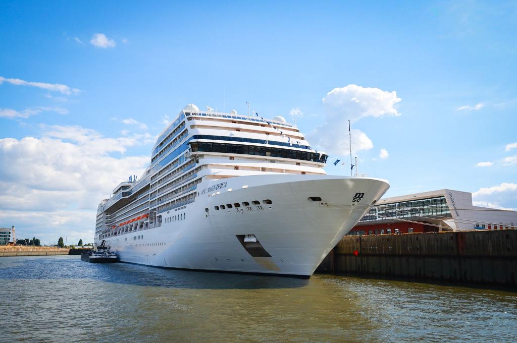 Das Kreuzfahrtschiff «MSC Magnifica», von dem die Frau verschwand. - Foto: Christian Charisius/dpa