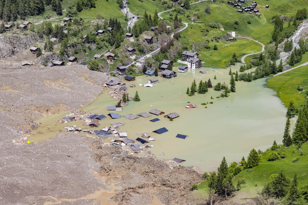 Die Lonza kann nicht abfießen, der Stausee dürfte bald überlaufen. - Foto: Jean-Christophe Bott/KEYSTONE/dpa