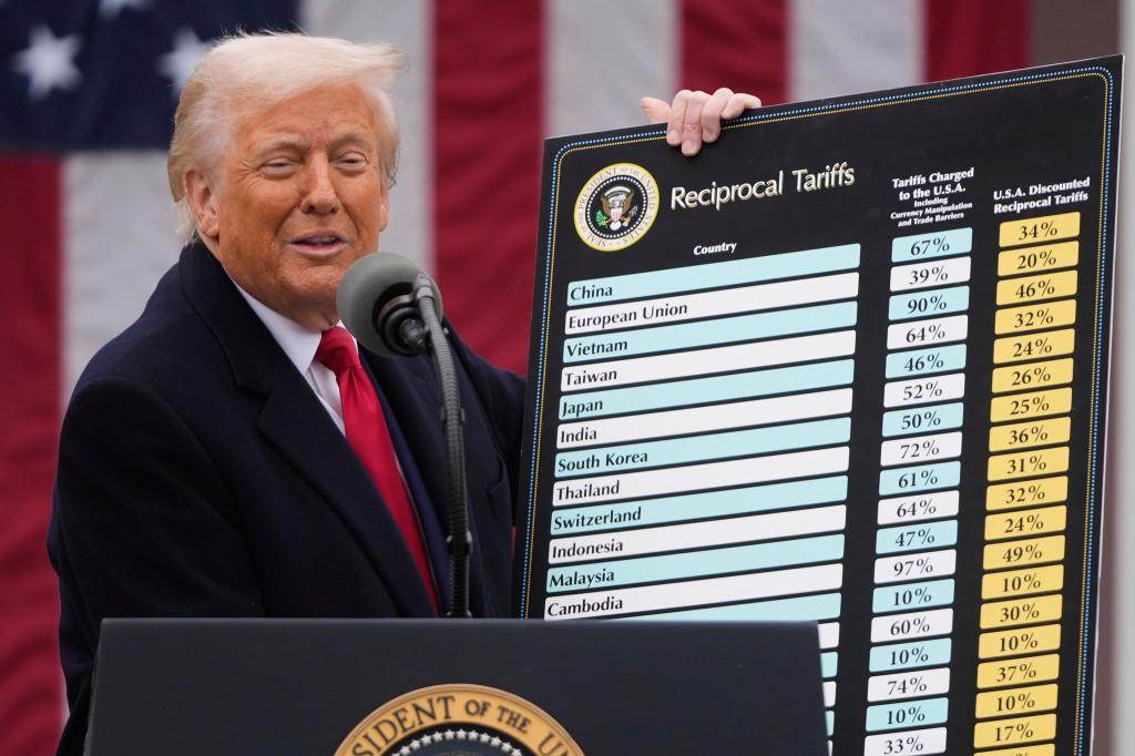 Ein Berufungsgericht hat die Blockade fast aller Zölle von US-Präsident Donald Trump, die eine niedrigere Instanz angeordnet hatte, vorerst aufgehoben. (Archivbild) - Foto: Mark Schiefelbein/AP/dpa