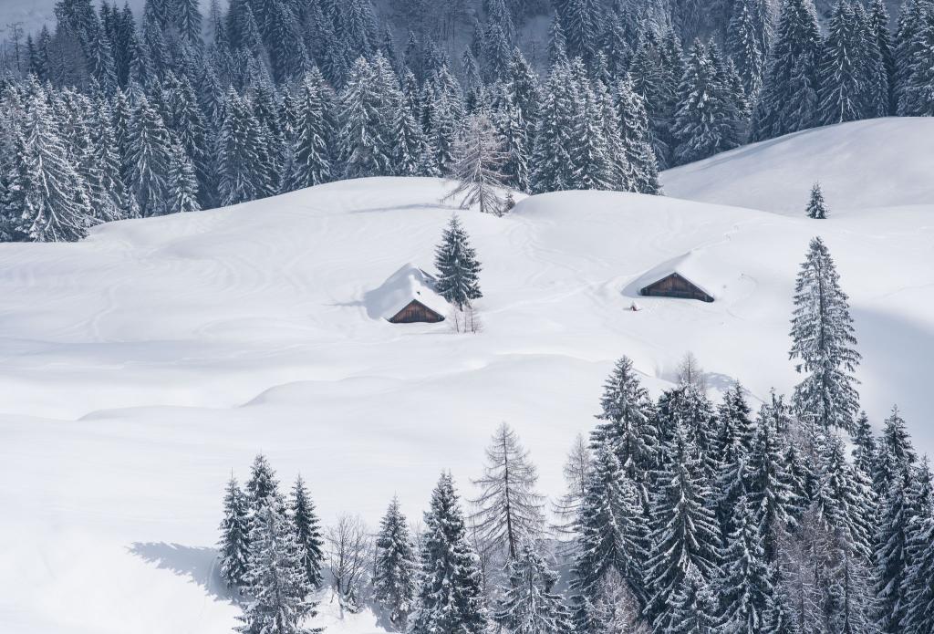 Winterräume in Hütten sollen Bergsportlern als sichere Unterkunft dienen, werden aber teils als Party-Spot missbraucht (Symbolbild). - Foto: Lino Mirgeler/dpa