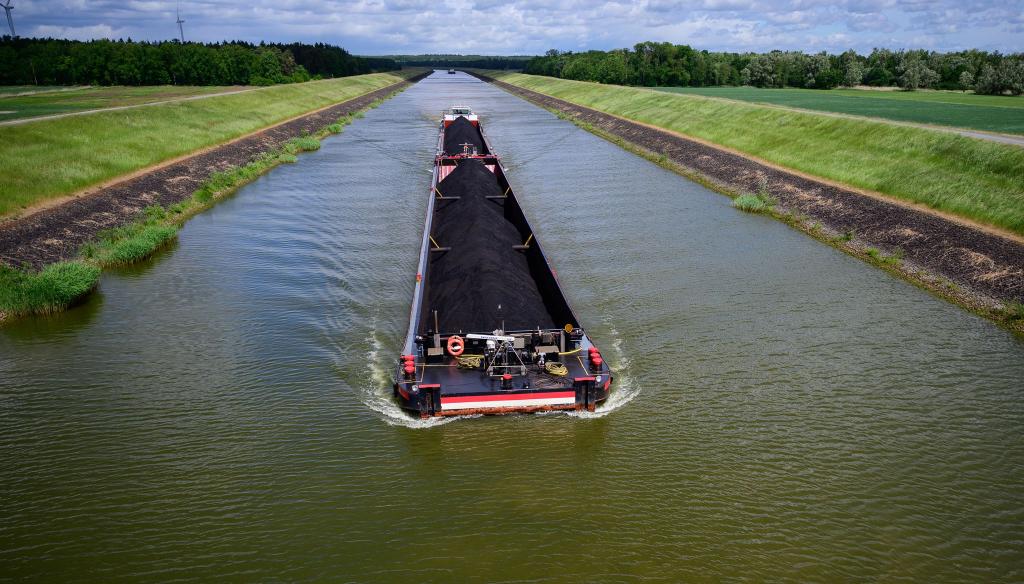 Mit 2.500 Tonnen Kohle an Bord fährt die «Niedersachsen 2» ferngesteuert durch den Elbe-Seitenkanal. Der Kapitän sitzt 400 Kilometer entfernt. - Foto: Philipp Schulze/dpa