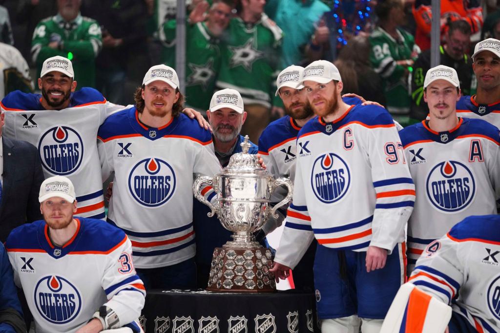 Leon Draisaitl posiert hinter Kapitän Connor McDavid mit dem Pokal für den Sieger der Western Conference. - Foto: Julio Cortez/AP/dpa