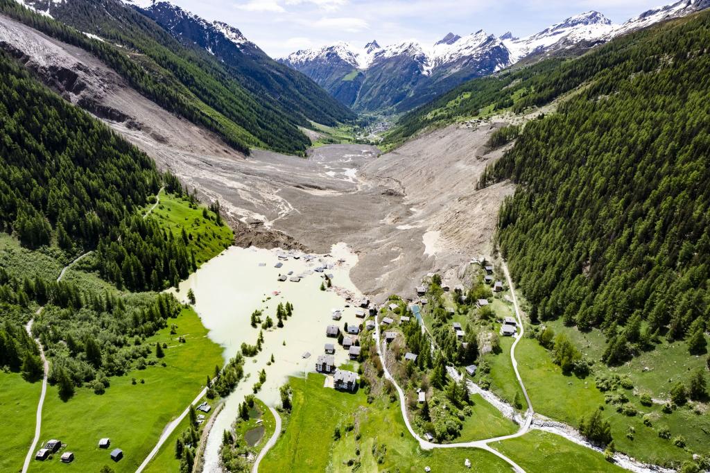 Eine Geröllwüste und ein aufgestauter Fluss Lonza, wo früher das Dorf Blatten war. - Foto: Jean-Christophe Bott/KEYSTONE/dpa